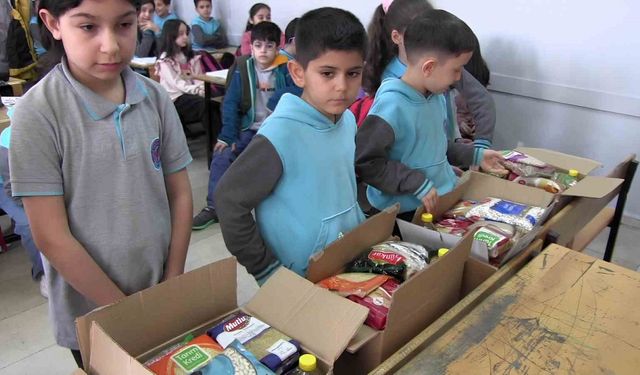 Siirt’te ilkokul öğrencileri harçlıklarıyla Ramazan kolisi hazırladı