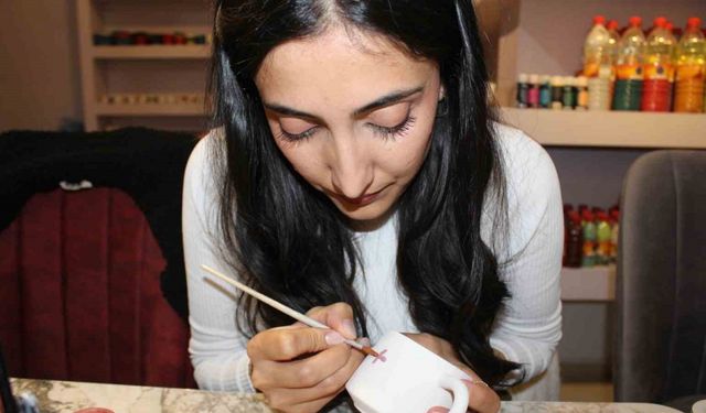 Siirt’te kadınlar günün yorgunluğunu sanat atölyesinde atıyorlar