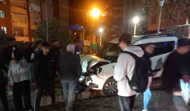 Siirt’te kamyonet ile otomobil çarpıştı: 1 yaralı