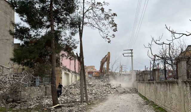 Siirt’te metruk binaların yıkımı gerçekleştirildi