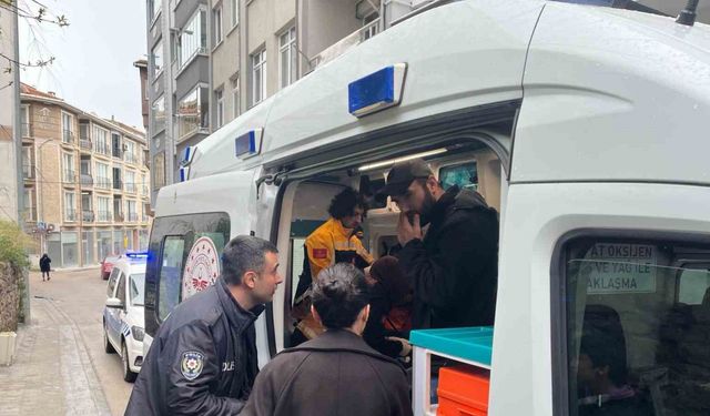Sinir krizi geçiren kadın camı yumruklayarak yaralandı