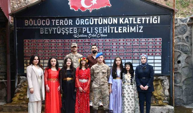 Şırnak’ta polis, jandarma, öğretmen ve öğrenciler ’Çanakkale içinde’ türküsünü seslendirdi