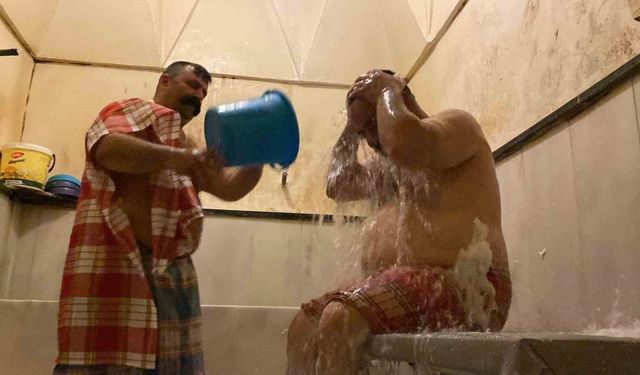 Tarihi hamamda günde 15 saat çalışıyor, aylık 50 bin TL kazanıyor