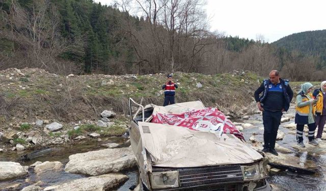 Tofaş otomobil çaya uçtu: 1 ölü, 1 yaralı
