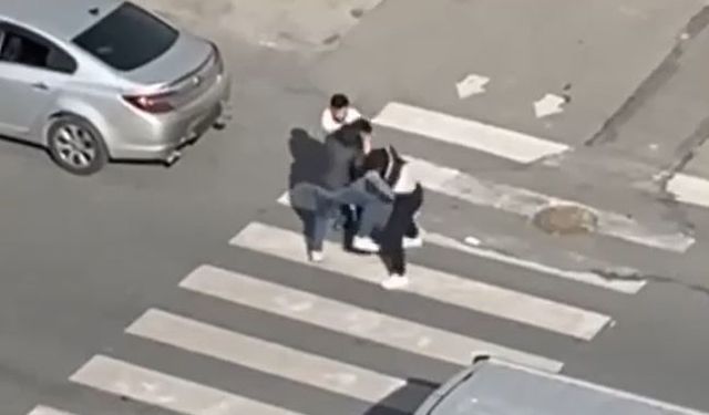Trafikte kavga etti, ardından arabayla çarpıp kaçtı