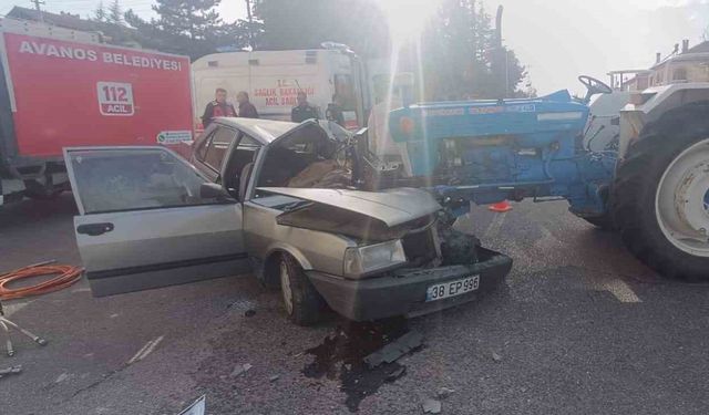 Traktör ile otomobil çarpıştı 1 ölü, 3 yaralı