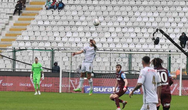 Trendyol Süper Lig: Konyaspor: 0 - Trabzonspor: 0 (İlk yarı)