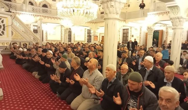 Türkeli’de Kadir Gecesi’nde camiler doldu taştı