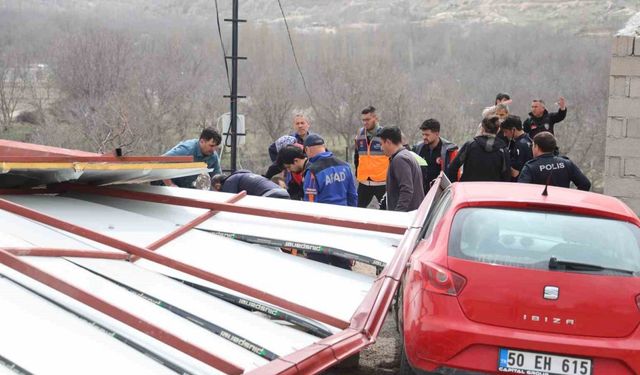 Uçan çatının altında kalan 2 kişi yaralandı