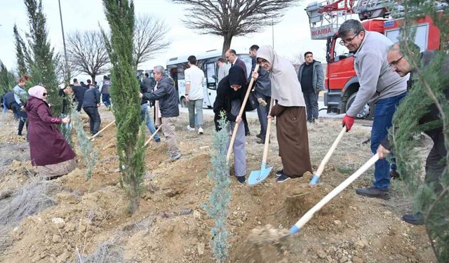 Üniversite kampüsünde aileler için fidanlar toprakla buluşturuldu