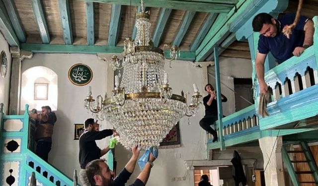 Üniversite öğrencileri camileri temizledi