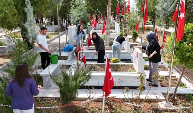 Üniversitelilerden bayram öncesi anlamlı hareket: "Şehitlerimizin sayesinde bu güzel ülkede yaşıyoruz"
