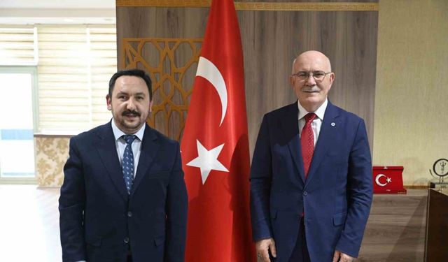 Uşak Kent Konseyi’nden Uşak Üniversitesi öğrencilere hediye çeki  verildi