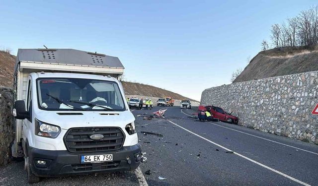 Uşak’ta otomobil ile kamyonet çarpıştı: 2 ölü, 1 yaralı