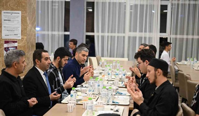 Vali Aktaş öğrencilerle sahurda bir araya geldi