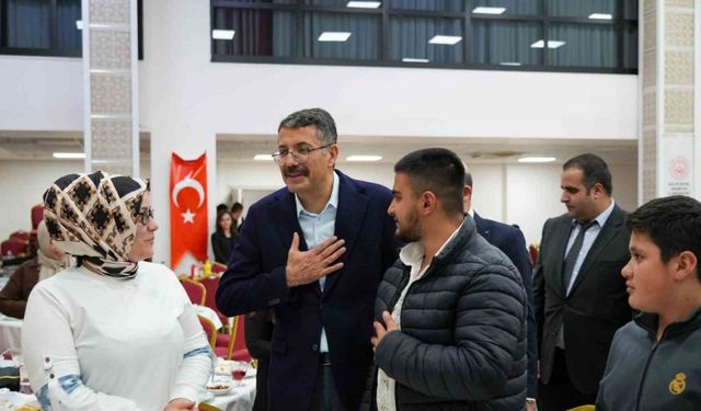 Vali Çelik, iftarda yetimlerle buluştu