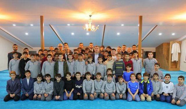 Vali Eldivan hafız adaylarıyla iftar programında bir araya geldi
