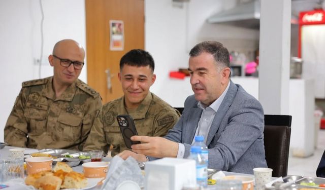 Vali Eldivan Mehmetçikle sahur yaptı