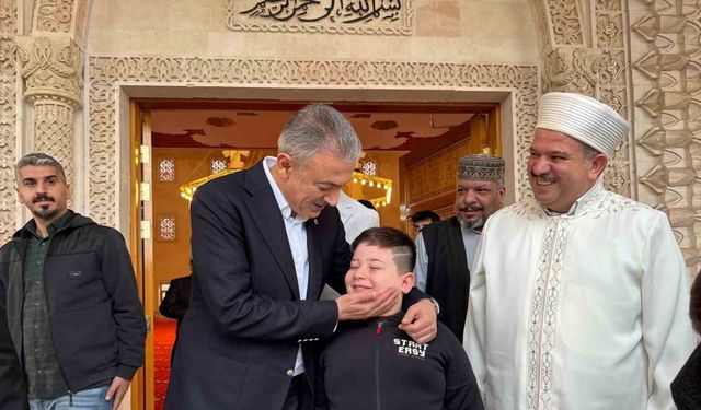Vali Tuncay Akkoyun, bayram namazı sonrası vatandaşlarla bayramlaştı