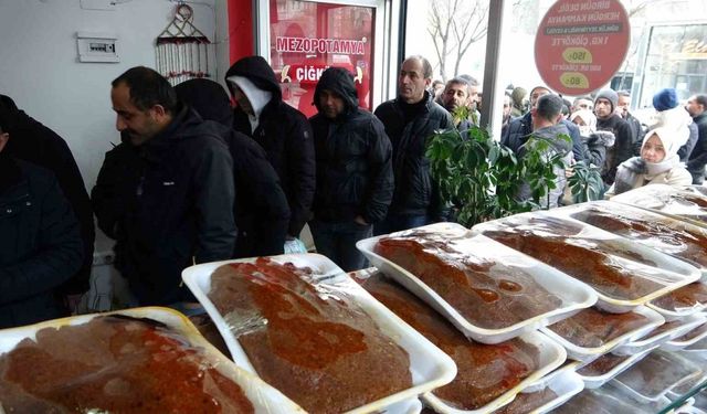 Van’da çiğ köfte kuyruğu