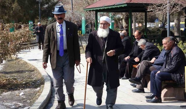 Van’da dondurucu soğuğun ardından vatandaşlar güneşin tadını çıkardı