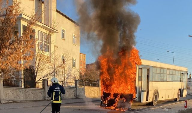 Van’da servis otobüsü alev alev yandı