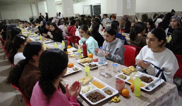 Van’daki okul pansiyonlarında restoranları aratmayan yemek menüsü