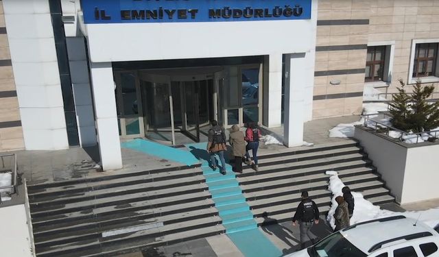 Yabancı uyruklu şahısların üzerinden 2 kilo uyuşturucu çıktı
