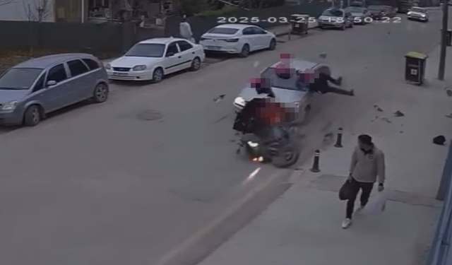 Yalova’da otomobilin motosikletle çarpıştığı kaza kamerada
