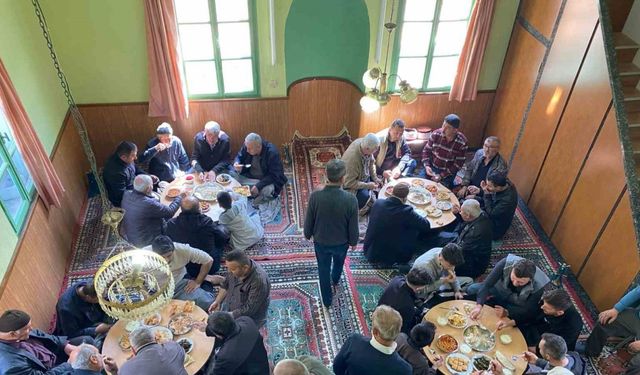 Yıllardır süren gelenek: Bayramlarda tüm yemekler camiye getiriliyor