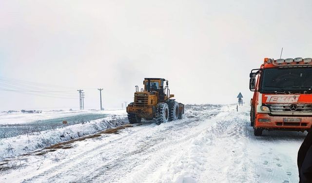 yoğun kar yağışı Alaca yolunda ulaşımda aksamalara neden oldu