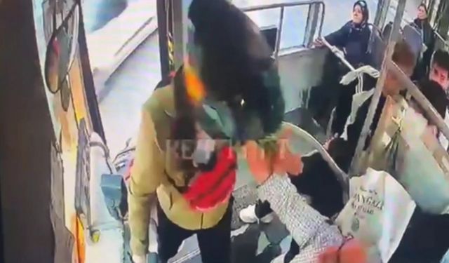 Yolcu minibüsünde bıçaklı dehşet anları kamerada: 3 yaralı