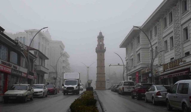 Yozgat’ta yoğun sis etkili oldu, görüş mesafesi düştü