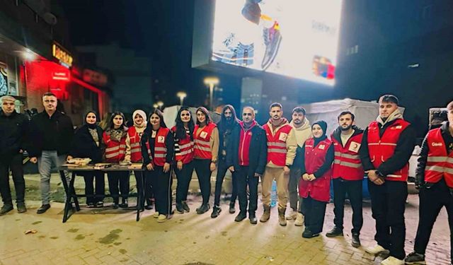 Yüksekova Kızılay Şubesi, Kadir Gecesi’nde vatandaşlara ikramda bulundu