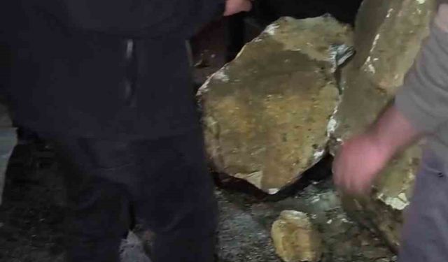 Yüksekova-Van Karayolu’na düşen kaya parçaları yürekleri ağza getirdi