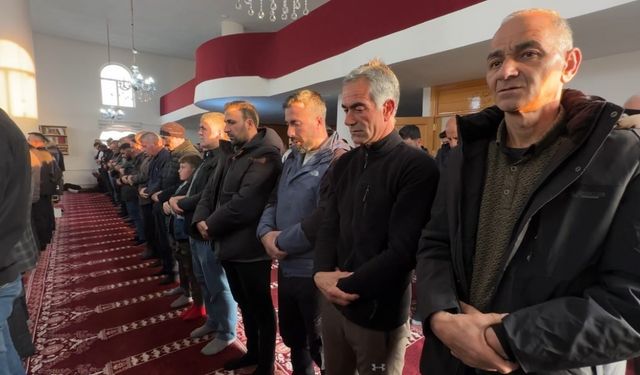 Yüksekova’da bayram namazında vatandaşlar camileri doldurdu