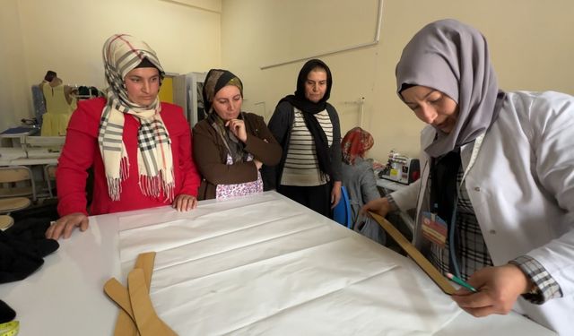 Yüksekova’da kadınlar tarafından atıklardan üretilen elbiselerin güzelliği göz kamaştırıyor