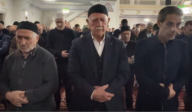 Yüksekova’da Kadir Gecesi dualarla idrak edildi