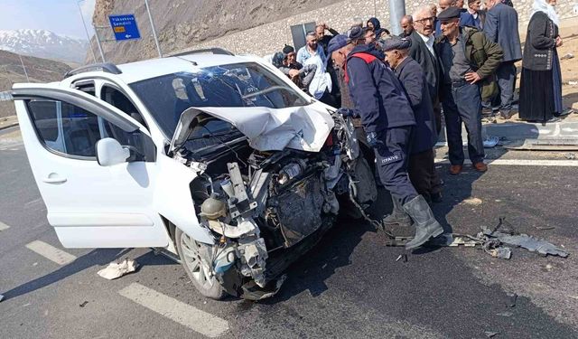 Yüksekova’da kamyonetler çarpıştı: 8 yaralı