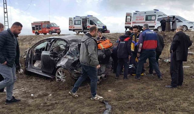 Yüksekova’da otomobil direğe çarptı: 1 ölü, 3 yaralı