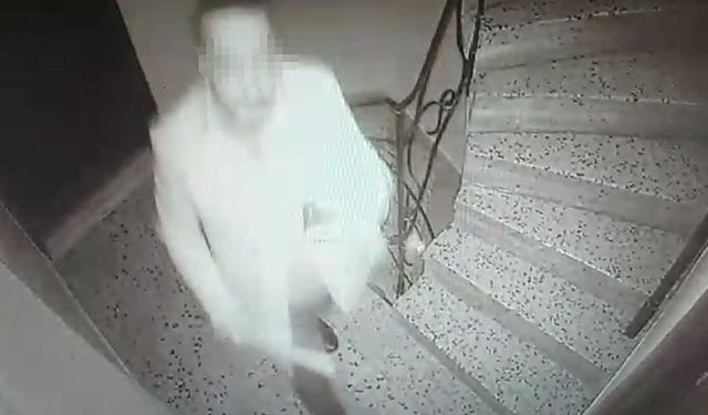 Zeytinburnu’nda komşu terörü: Güvenlik kamerasını kırıp, kapısına zarar verdi