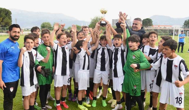 23 Nisan Futbol Turnuvası’nda kupalar sahiplerini buldu