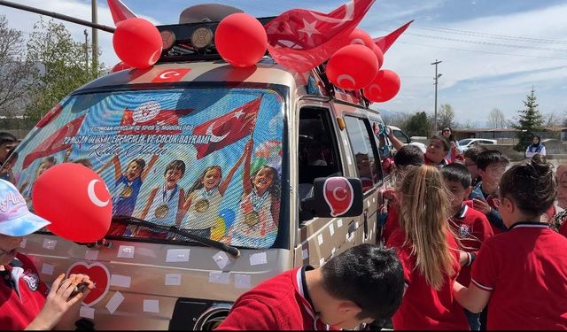 23 Nisan’da çocuklara kek dolu araçla tatlı sürpriz yapıldı