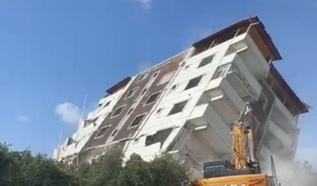 7 katlı bina yerle bir oldu