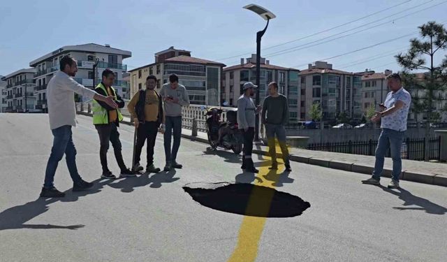 Afyonkarahisar’da asfalt yol çöktü, yaklaşık 3 metre derinliğinde çukur oluştu