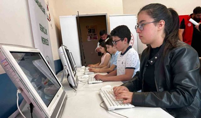 Afyonkarahisarlı öğrencilerden Dünya Bilgisayar İnternet Klavye Şampiyonası’nda büyük başarı