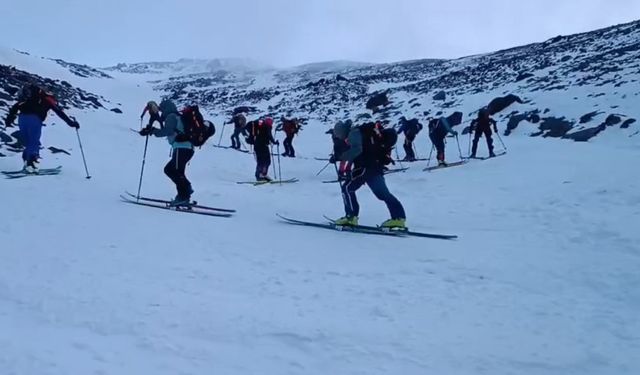 Ağrı Dağı’nda dağcılar zirveye tırmanırken kayak yaptı