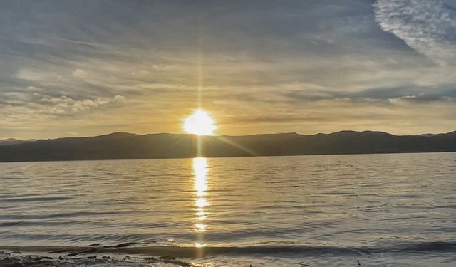 Ağrı Yazıcı Barajı’nda gün doğumu görsel şölen sundu