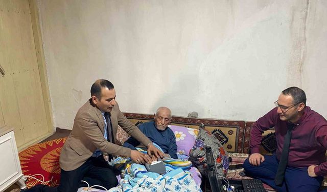 Ağrı’da yatağa bağımlı Hasan amcanın kimliği evinde yenilendi