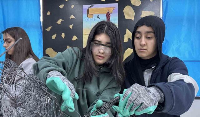 Ağrı’daki Erol Parlak Güzel Sanatlar Lisesi’nde geri dönüşümle sanat eserleri doğuyor